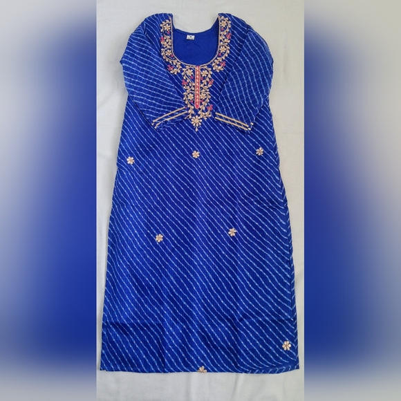 Leheriya kurta with gota work on the yoke - Picture 1 of 2